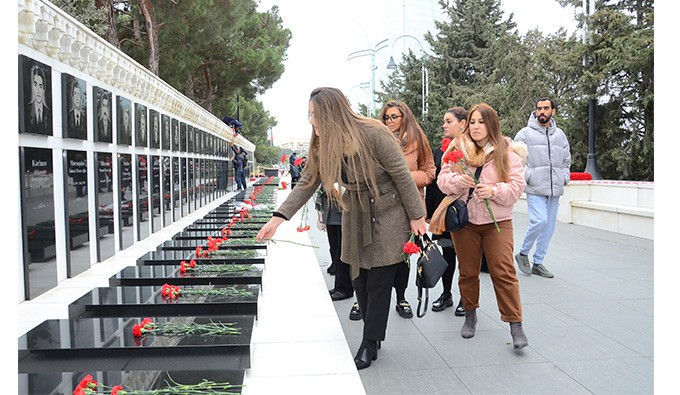 İSİ-nin əməkdaşları Şəhidlər Xiyabanını ziyarət etdilər - FOTOLAR